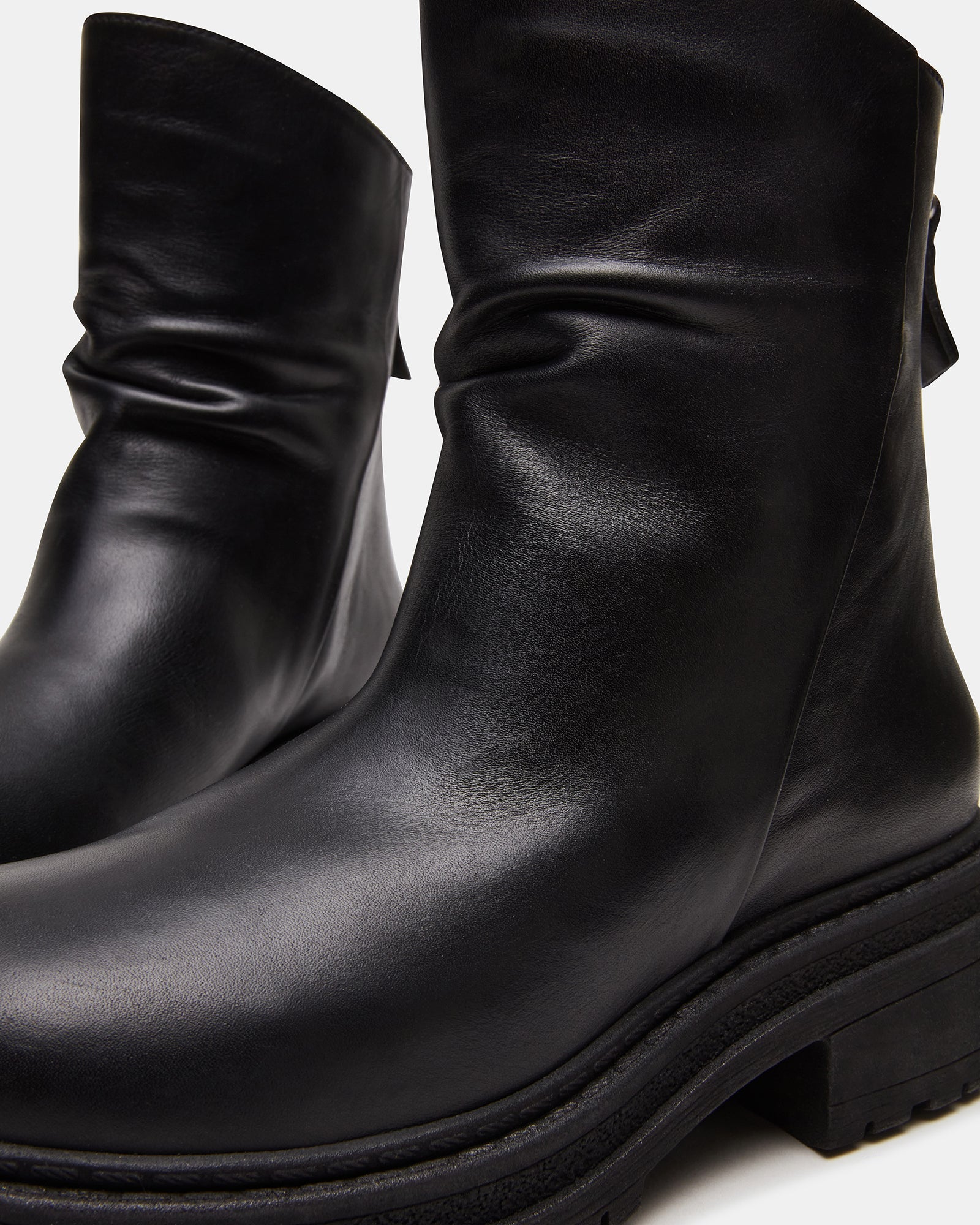 ESSENTIAL BLACK LEATHER